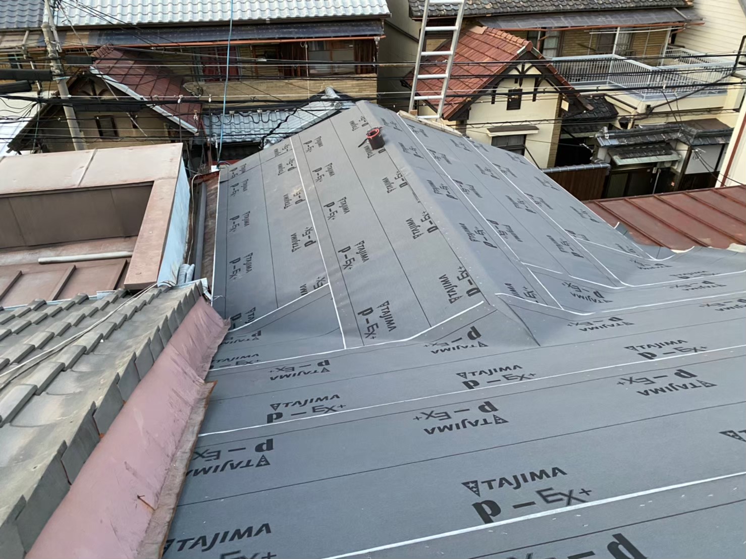 防水紙を軒から棟の順番で設置